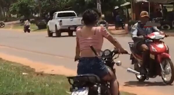 Mujer se pasea con enorme machetillo en la cintura en Yby Ya'u - Concepción al Día