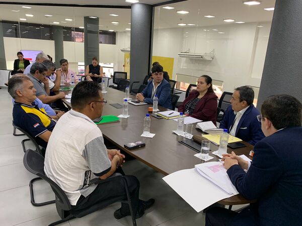 No hubo acuerdo en reunión tripartita y choferes ratifican huelga | Unicanal
