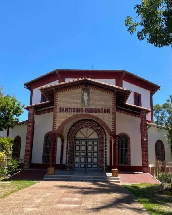 Escándalo en la parroquia Santísimo Redentor: cruce de denuncias entre una feligresa y el párroco - Nacionales - ABC Color