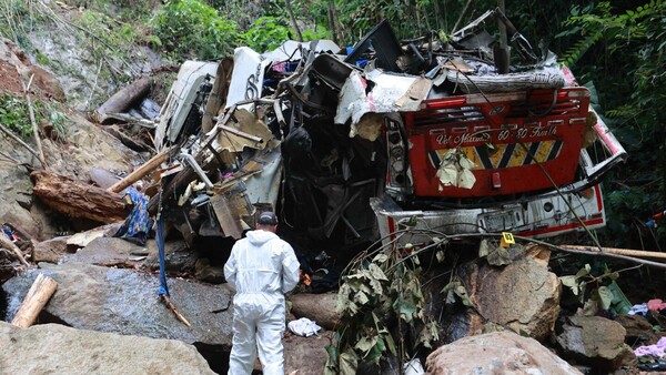 Mueren varios estudiantes en un accidente de autobús que cayó a un abismo en Colombia