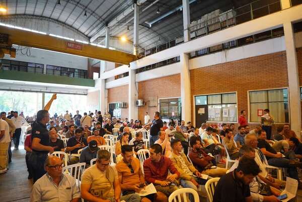 ANDE recauda más de G. 1.200 millones en subasta de 100 vehículos en desuso - Economía - ABC Color