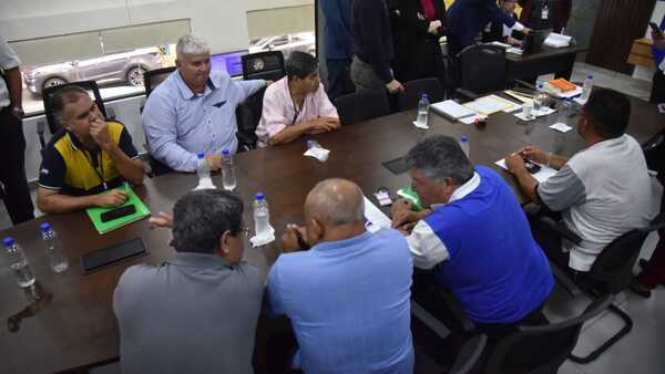 Huelga de transportes por impasse: Versiones cruzadas entre el Gobierno y los choferes