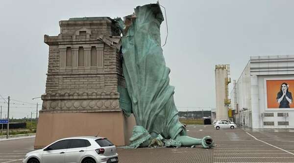 Video: temporal derriba una “Estatua de la Libertad” en Brasil  - Mundo - ABC Color