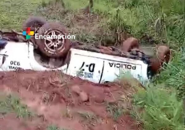 Patrullera volcó y quedó sumergida en una zanja en San Rafael del Paraná