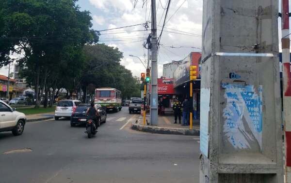 Nuevo semáforo regula tráfico en peligroso cruce •