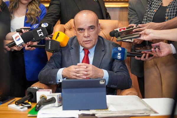 Baja del dólar no se refleja en el precio de la canasta básica, afirma titular del Senado | Unicanal