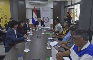 Tras caldeada tripartita, choferes van a huelga desde hoy y más de 100.000 usuarios se ven afectados - Economía - ABC Color