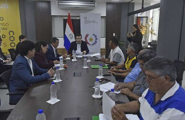 Tras caldeada tripartita, choferes van a huelga desde hoy y más de 100.000 usuarios se ven afectados - Economía - ABC Color