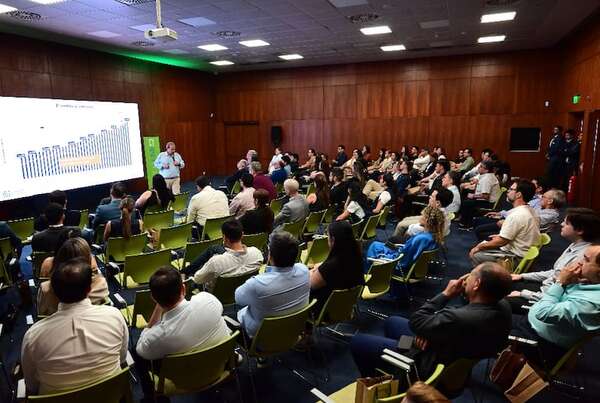 Banco GNB cerró el año con un conversatorio - Empresariales - ABC Color
