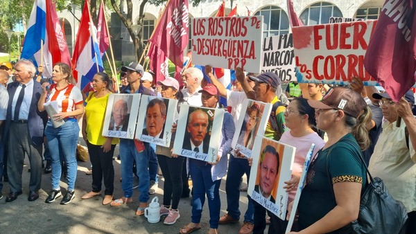 Manifestación contra ministros de la Corte por reunión