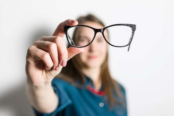 Cuidado de ojos en fiestas: cómo protegerte de las pantallas y la fatiga visual - Estilo de vida - ABC Color