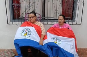 Popular / Mujeres se encadenan para evitar desalojo