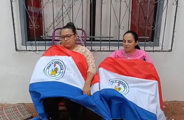 Popular / Mujeres se encadenan para evitar desalojo