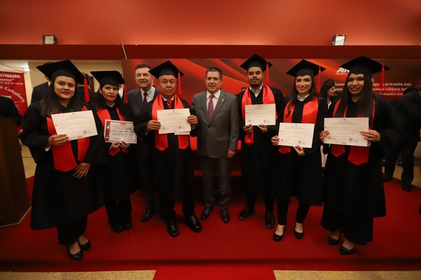 44 técnicos y 80 alumnos de capacitación laboral celebran su graduación en la ANR - ADN Digital