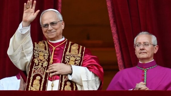 El Papa fue elegido como uno de los 55 mejores vestidos en la revista Vogue