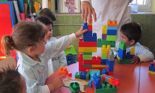 Mujeres lideran el apoyo al aprendizaje infantil, mientras que los padres quedan rezagados - OviedoPress