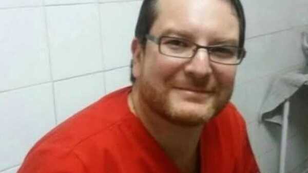 Médico es imputado y buscado por golpear a su pareja en plena cena de fin de año