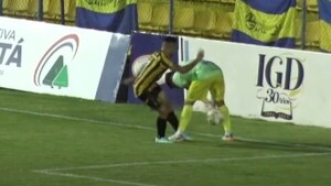 Video: Arquero se confió y le sacaron de huevito la pelota en una final en Capiatá
