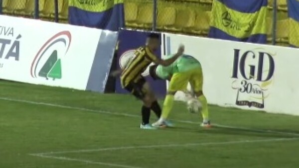 Video: Arquero se confió y le sacaron de huevito la pelota en una final en Capiatá