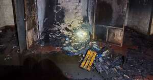 La Nación / Encarnación: incendio destruyó varios puestos en la feria municipal