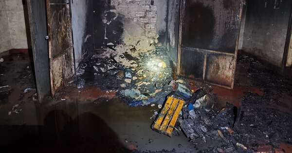 La Nación / Encarnación: incendio destruyó varios puestos en la feria municipal