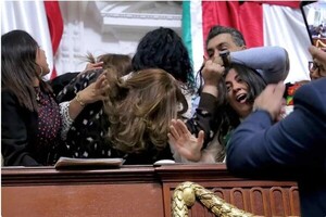 Video: Diputadas se enfrentan a golpes y jalones de cabello en el Congreso de México