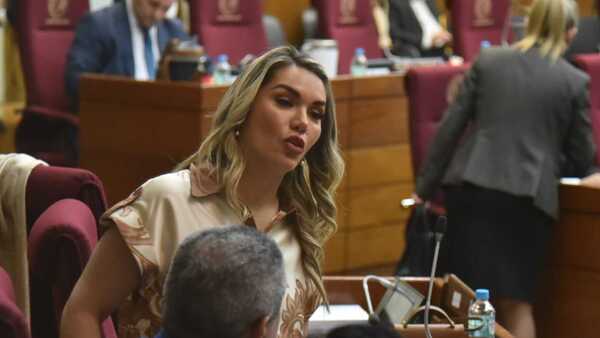 Varios legisladores cuestionan a titular de Petropar y Johana Vega lo defiende