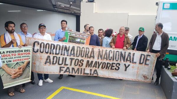 Adultos mayores denuncian bloqueo de tarjetas y MDS explica el motivo - Nacionales - ABC Color