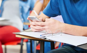 Diputados aprueban en general proyecto que prohíbe uso de celulares en escuelas y establece sanciones