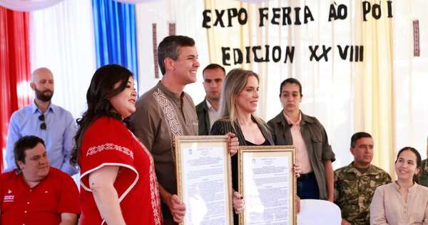 La Nación / Yataity, cuna del ao po’í, declara hijos dilectos a Santiago Peña y a su esposa Leticia Ocampos