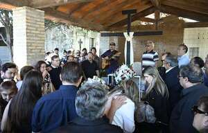 Entre requintos, canciones y gratitud: dan el último adiós a Rigoberto Arévalo - Música - ABC Color