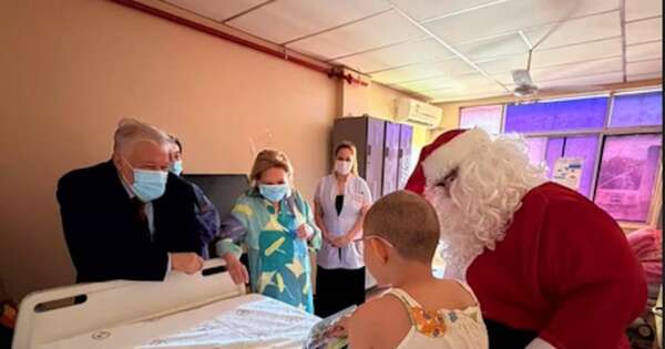 La Nación / Papá Noel visitó a los niños del IPS