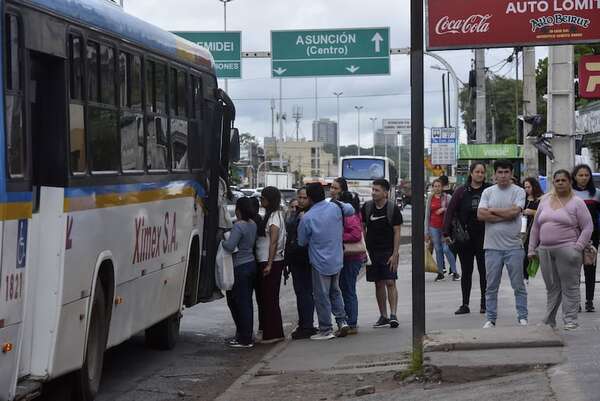 Poco acatamiento en huelga de choferes tras amenazas de sanciones del gobierno - Economía - ABC Color