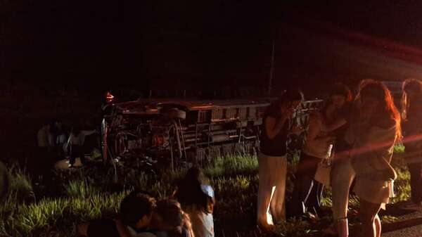 Dos muertos al volcar bus en que viajaban estudiantes en Coronel Oviedo - Policiales - ABC Color