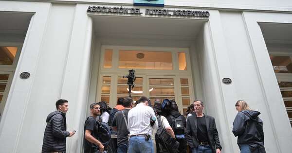 La Nación / AFA protesta contra el gobierno de Milei por investigación anticorrupción