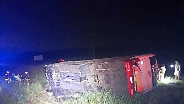 Vuelco de bus con estudiantes deja dos víctimas fatales