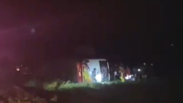 Tragedia en viaje estudiantil: dos víctimas fatales tras vuelco en Coronel Oviedo