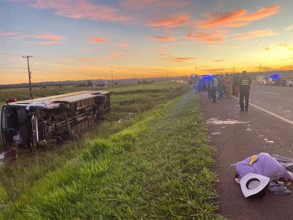AUDIO: Dos muertos al volcar bus en que viajaban estudiantes en Coronel Oviedo  - La Primera Mañana - ABC Color