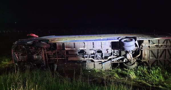 La Nación / Ómnibus que regresaba de Brasil con estudiantes volcó en Coronel Oviedo y dejó dos fallecidos