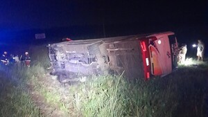 Caaguazú: Dos fallecidos en vuelco de ómnibus en el que viajaban secundarios de Luque