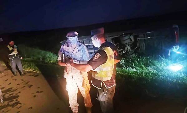 Tragedia: Bus vuelca con estudiantes luqueños en Oviedo •