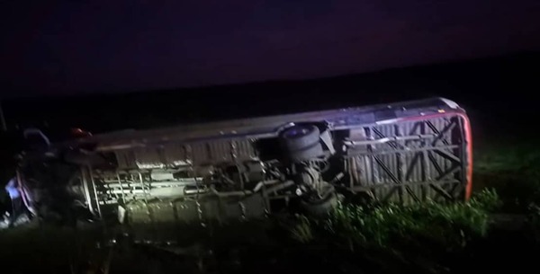 Vuelco de bus en Coronel Oviedo deja fallecidos