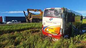 Identifican a una víctima fatal del trágico vuelco de bus de estudiantes en Caaguazú