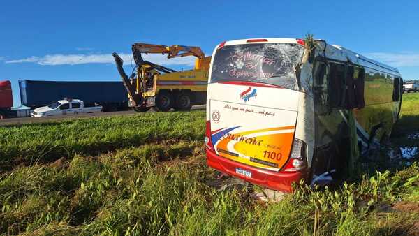 Identifican a una víctima fatal del trágico vuelco de bus de estudiantes en Caaguazú