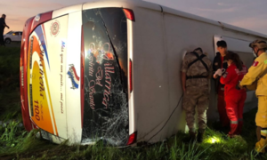 Bus de estudiantes que regresaban de Camboriú vuelca en Coronel Oviedo, hasta ahora dos muertos - OviedoPress