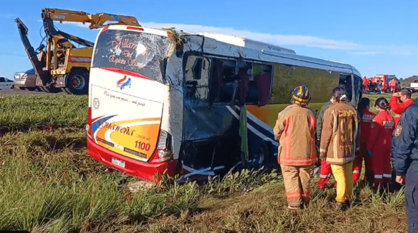Trágico vuelco de ómnibus de egresados deja dos muertos y varios heridos en Coronel Oviedo - Noticiero Paraguay