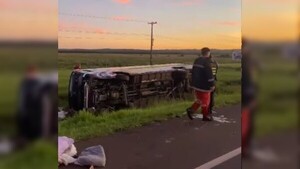 Excursión terminó en tragedia: una mamá y un alumno fallecen en accidente
