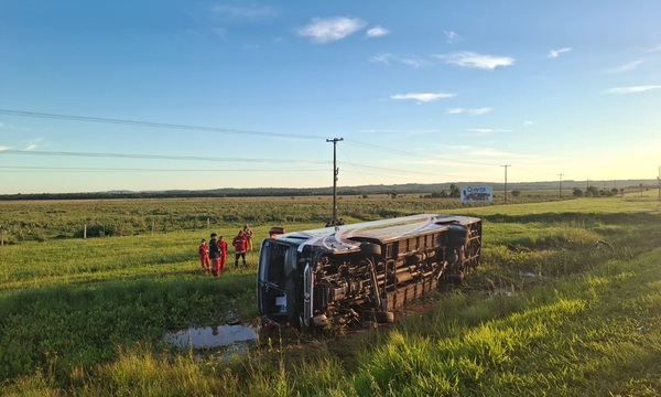 Chofer declaró que intentó esquivar una motocicleta sin luces antes del vuelco del ómnibus - OviedoPress