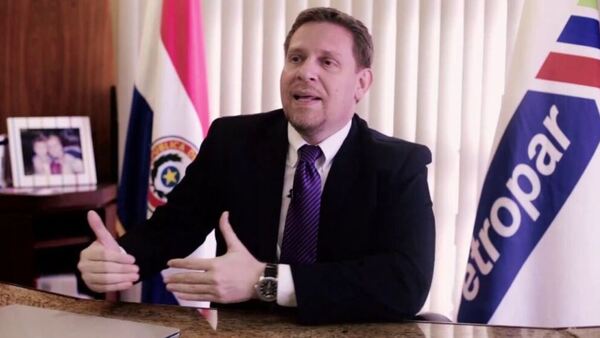 Socios del Club Centenario se plaguearon por el ingreso del presidente de Petropar