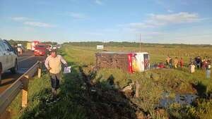 Una moto sin luz habría ocasionado el vuelco de un bus, que dejó dos muertos y 30 heridos - Policiales - ABC Color